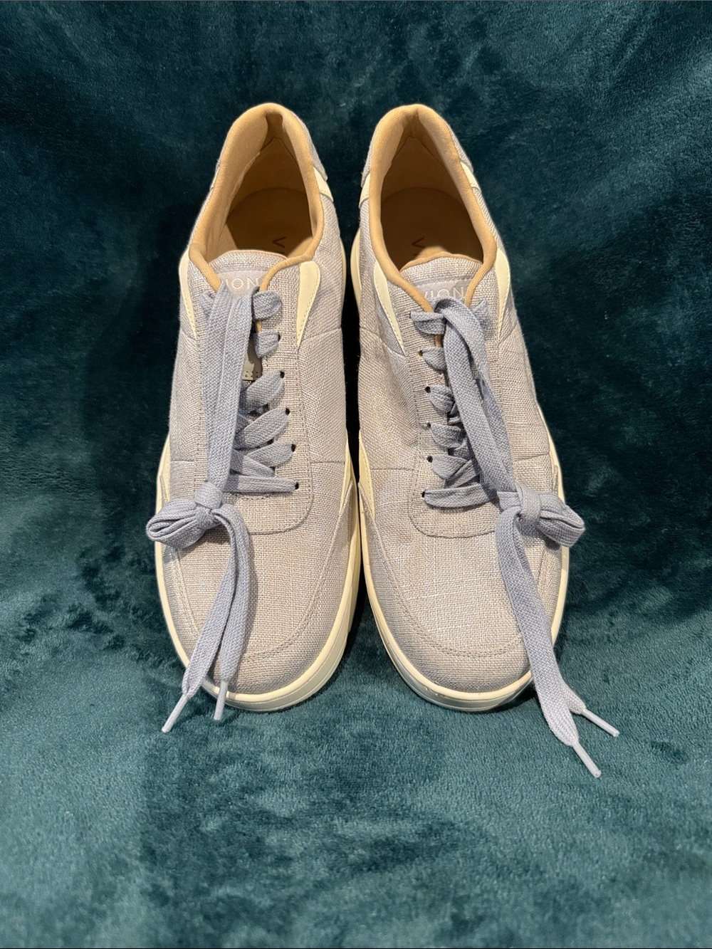 NWOT Vionic Elsa lace up sneakers size 9